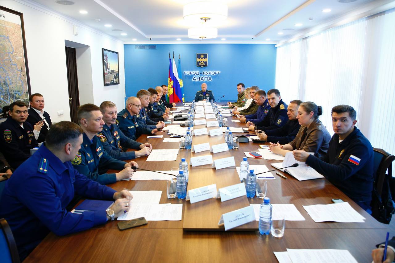 Глава МЧС России и губернатор Кубани проинспектировали очистку пляжной территории в Анапе Глава МЧС России и губернатор Кубани проинспектировали очистку пляжной территории в Анапе