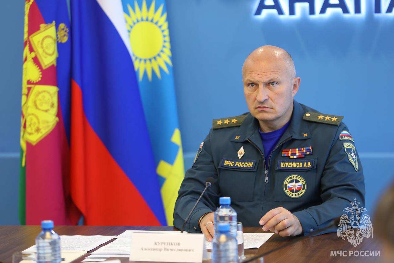 Глава МЧС России и губернатор Кубани проинспектировали очистку пляжной территории в Анапе Глава МЧС России и губернатор Кубани проинспектировали очистку пляжной территории в Анапе