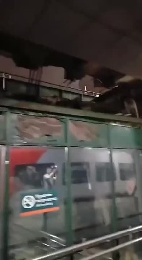 В Петербурге обвалилась крыша Ладожского вокзала — часть надземной парковки рухнула прямо на платформу, о пострадавших информации пока нет