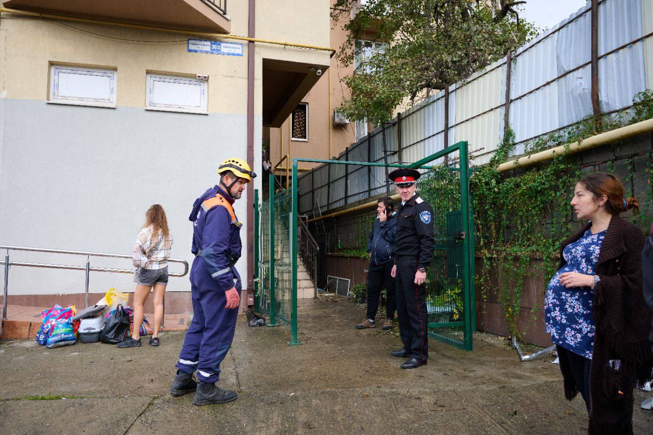 В Сочи в пострадавшем от взрыва бытового газа доме началась расчистка территории В Сочи в пострадавшем от взрыва бытового газа доме началась расчистка территории