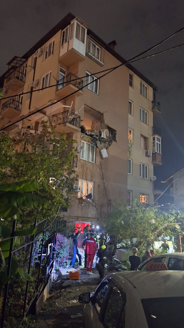 В результате взрыва газа в многоквартирном доме в Сочи пострадали три человека, эвакуировано 70 жильцов, сообщил оперштаб региона В результате взрыва газа в многоквартирном доме в Сочи пострадали три человека, эвакуировано 70 жильцов, сообщил оперштаб региона