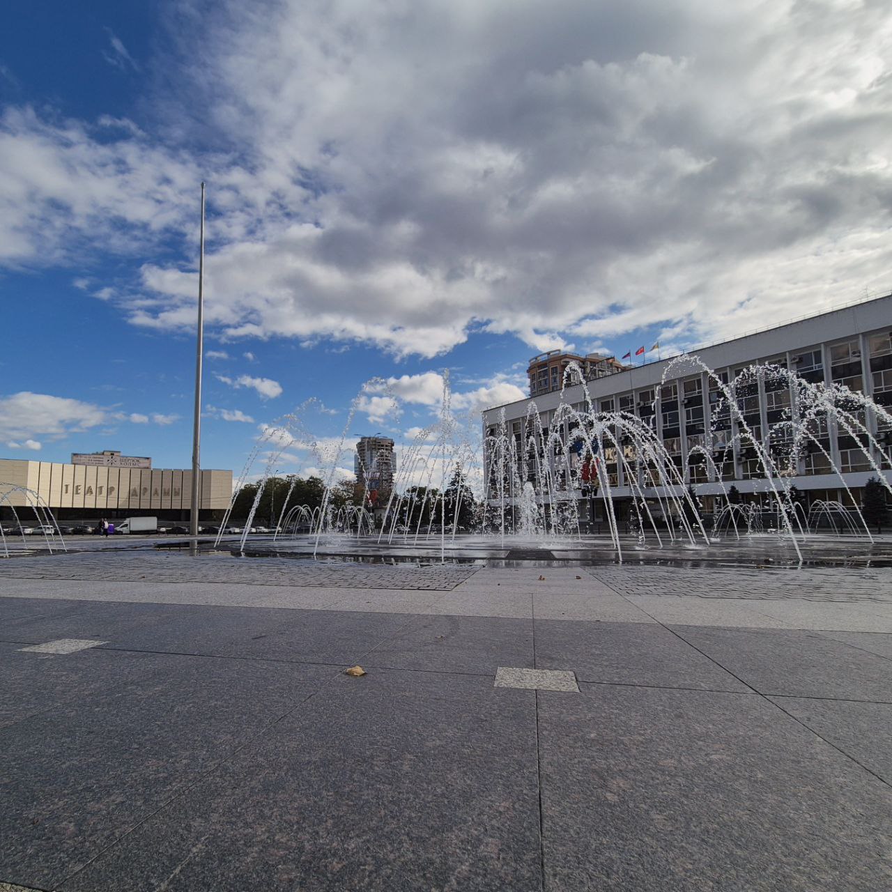 Пока ещё работают фонтаны, совершим фотопрогулку