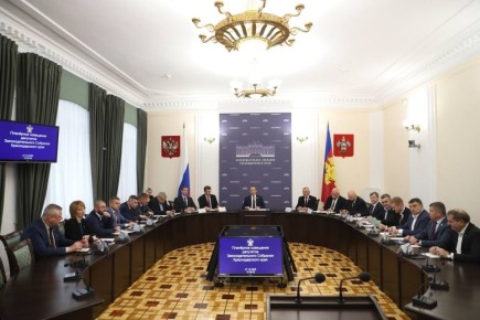 Руководитель ЗСК Юрий Бурлачко провел еженедельную депутатскую планерку