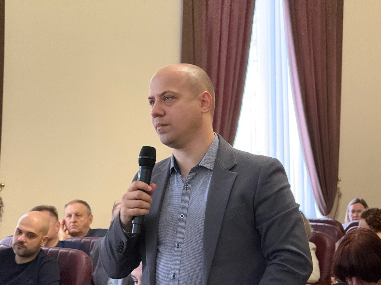 Рабочую неделю начал с планерного совещания, на котором заслушал заместителей и руководителей подразделений о выполнении поручений Рабочую неделю начал с планерного совещания, на котором заслушал заместителей и руководителей подразделений о выполнении поручений