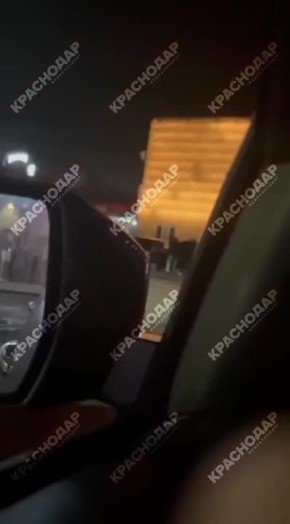 Видео жёсткого конфликта, где водитель сбил несколько участников конфликта