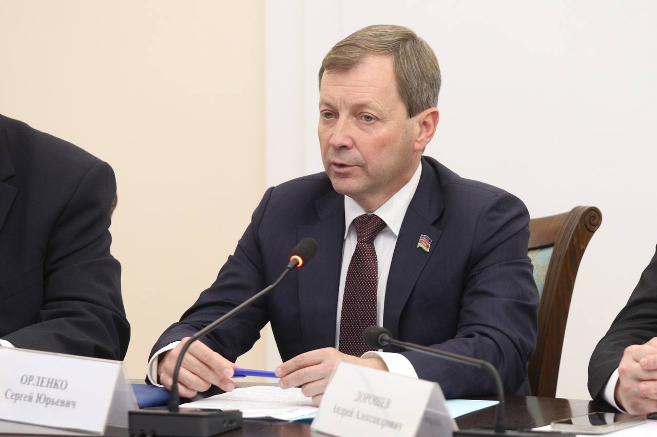 Руководитель ЗСК Юрий Бурлачко провел еженедельную депутатскую планерку Руководитель ЗСК Юрий Бурлачко провел еженедельную депутатскую планерку