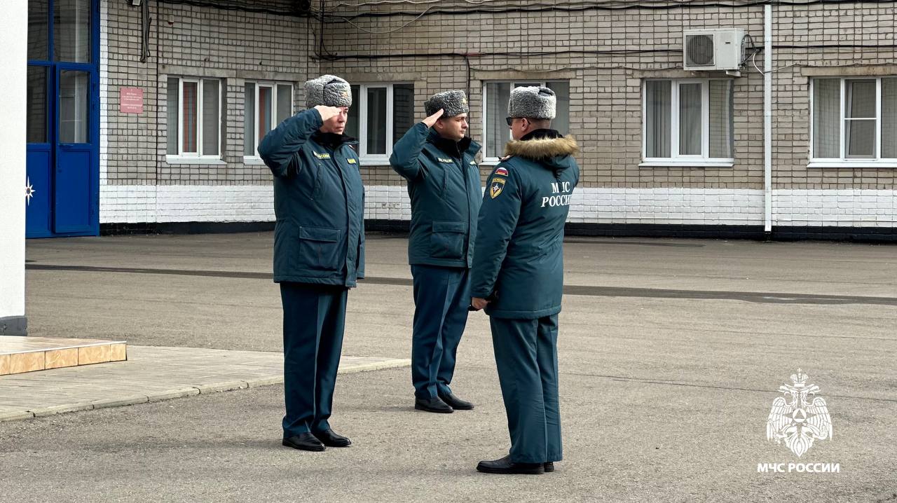 Сотрудники МЧС России перешли на зимнюю форму одежды Сотрудники МЧС России перешли на зимнюю форму одежды