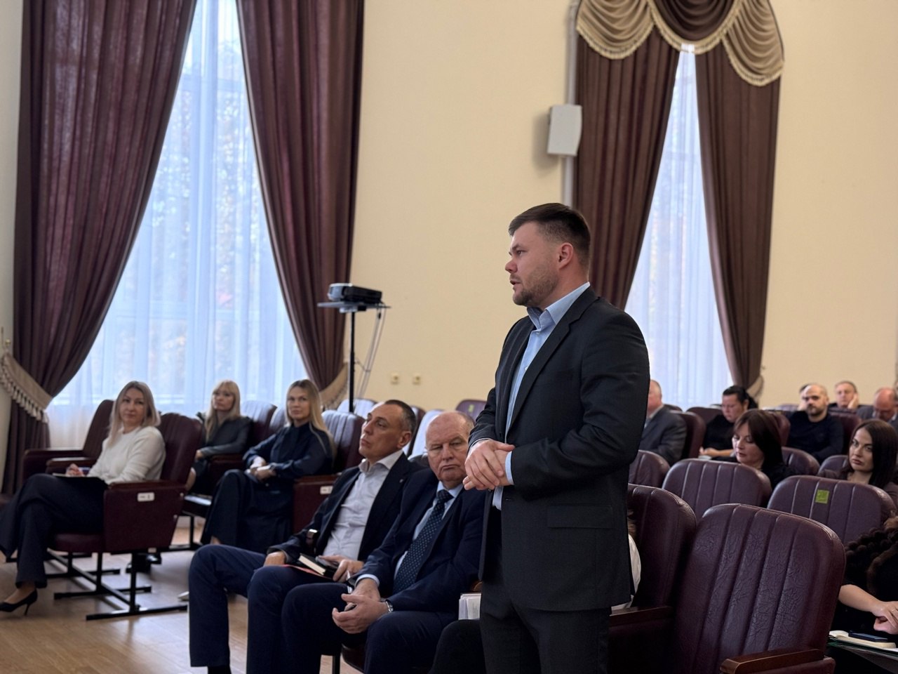 Рабочую неделю начал с планерного совещания, на котором заслушал заместителей и руководителей подразделений о выполнении поручений Рабочую неделю начал с планерного совещания, на котором заслушал заместителей и руководителей подразделений о выполнении поручений