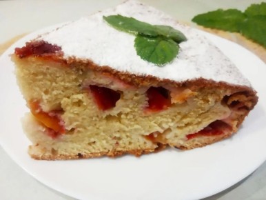 Создайте вкусный сливовый пирог на молоке