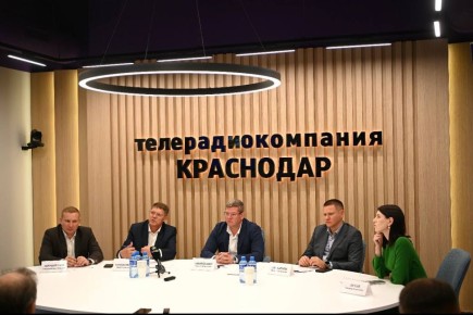 Куда обращаться краснодарцам, если во дворе не горит фонарь, рассказал на брифинге замглавы города Максим Онищенко