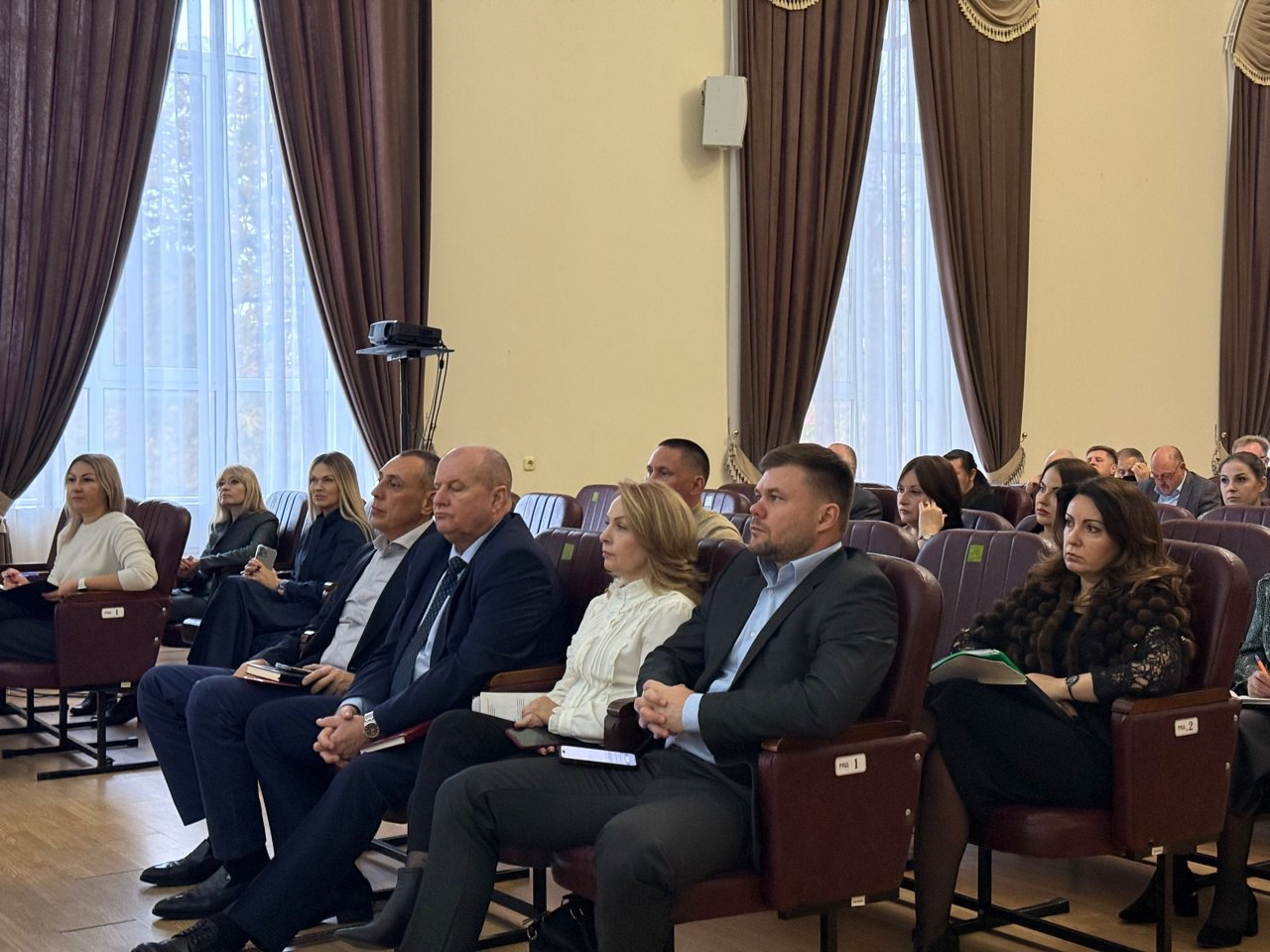 Рабочую неделю начал с планерного совещания, на котором заслушал заместителей и руководителей подразделений о выполнении поручений Рабочую неделю начал с планерного совещания, на котором заслушал заместителей и руководителей подразделений о выполнении поручений