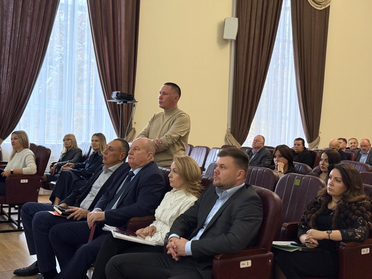 Рабочую неделю начал с планерного совещания, на котором заслушал заместителей и руководителей подразделений о выполнении поручений Рабочую неделю начал с планерного совещания, на котором заслушал заместителей и руководителей подразделений о выполнении поручений