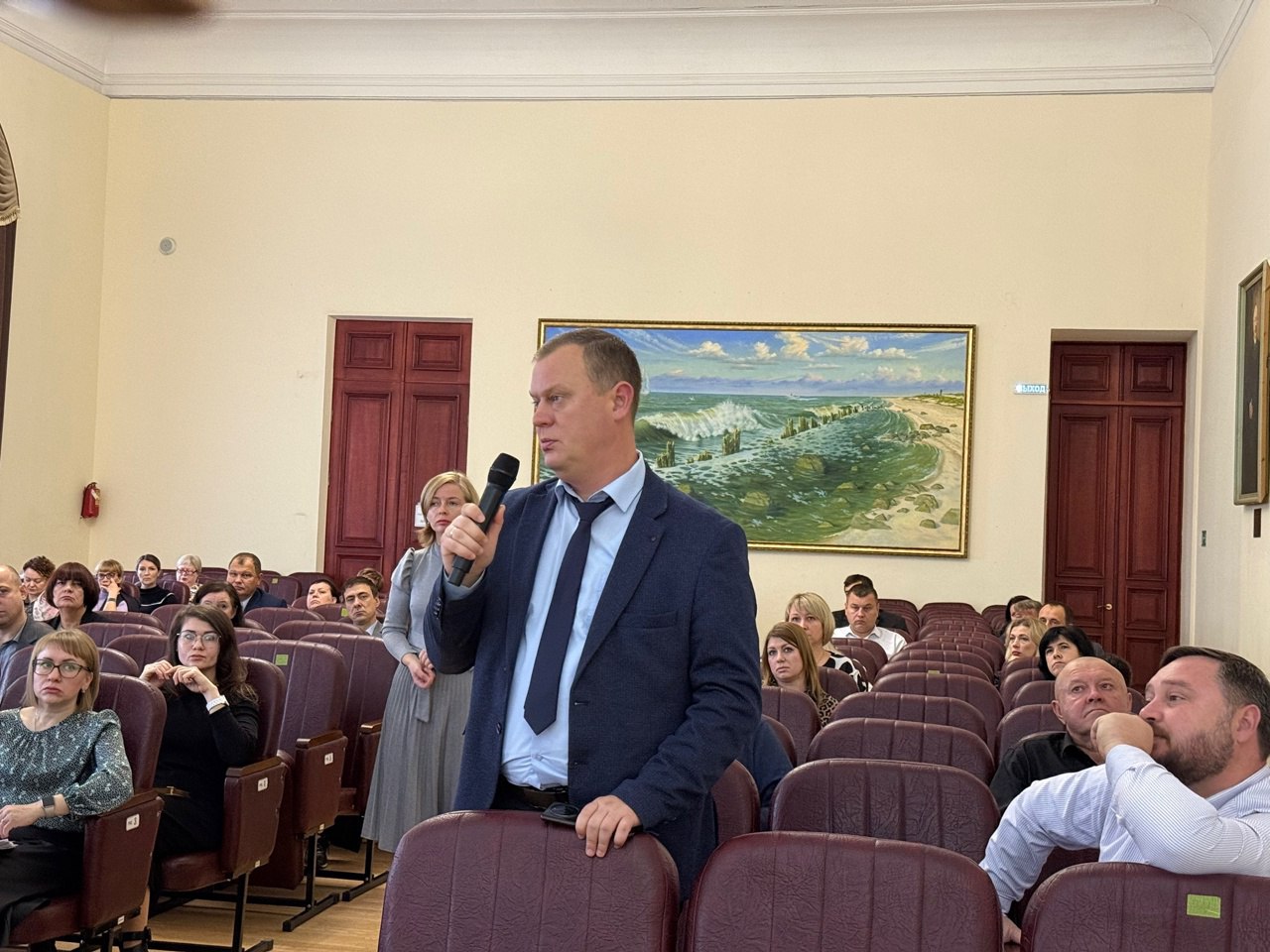 Рабочую неделю начал с планерного совещания, на котором заслушал заместителей и руководителей подразделений о выполнении поручений Рабочую неделю начал с планерного совещания, на котором заслушал заместителей и руководителей подразделений о выполнении поручений