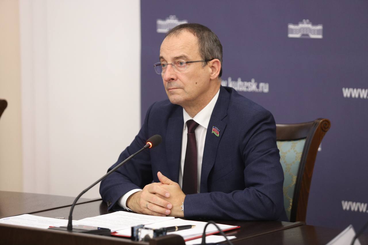 Руководитель ЗСК Юрий Бурлачко провел еженедельную депутатскую планерку Руководитель ЗСК Юрий Бурлачко провел еженедельную депутатскую планерку