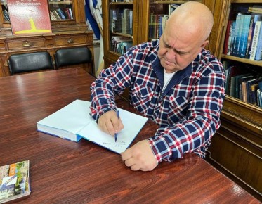 22 октября 2025 г. в библиотеку филиала ФГБУ "ЦВММ имени императора Петра Великого" Минобороны России (музей Черноморского флота) от директора Ейского районного краеведческого музея А.А. Дорошенко получена в дар уникальное...