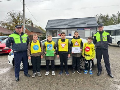 В рамках проведения профилактической акции «Внимание, дети!» сотрудники Госавтоинспекции Успенского района совместно с ЮИДовцами провели профилактическую акцию «Водитель, пропусти пешехода!»