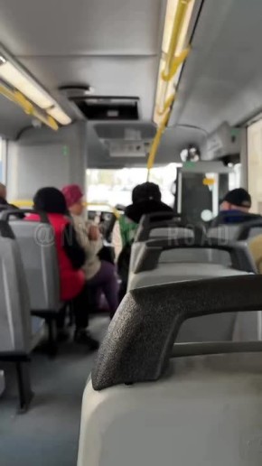 Подарили бабушкам цветы: новороссийские школьники поздравили пенсионеров в автобусе