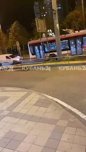 Школьник с разбегу зацепился за троллейбус и поехал на нем по оживленной дороге