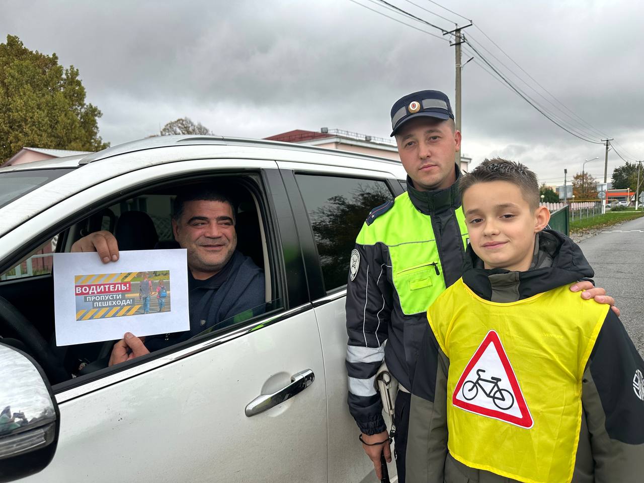 В рамках проведения профилактической акции «Внимание, дети!» сотрудники Госавтоинспекции Успенского района совместно с ЮИДовцами провели профилактическую акцию «Водитель, пропусти пешехода!» В рамках проведения профилактической акции «Внимание, дети!» сотрудники Госавтоинспекции Успенского района совместно с ЮИДовцами провели профилактическую акцию «Водитель, пропусти пешехода!»