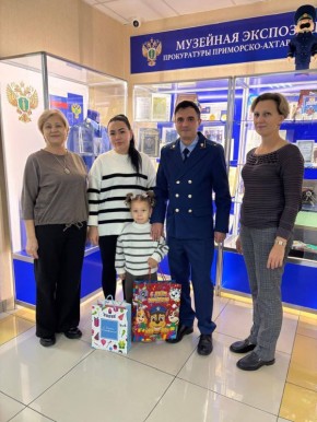 Работники прокуратуры Приморско-Ахтарского района поздравили с днем рождения дочь погибшего военнослужащего