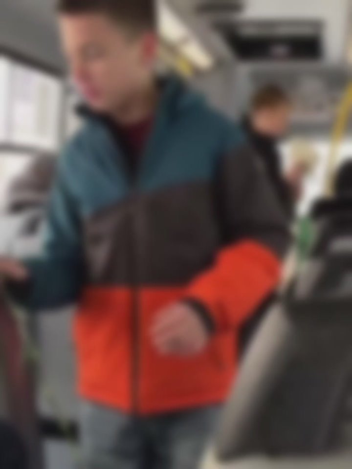 Неожиданный визит. На оной из остановок автобуса в Анапе в салон запрыгнули школьники с цветами в руках