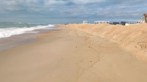 Береговую линию Анапы очищают от точечных выбросов мазута