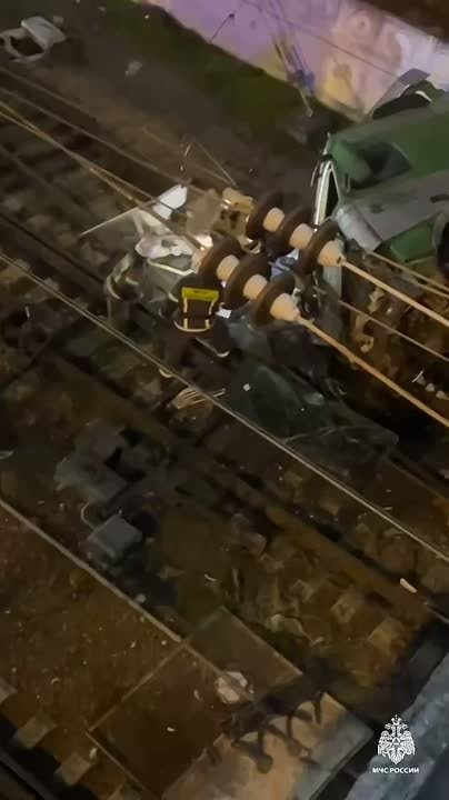 В Симферополе грузовик упал с моста возле вокзала, пробив железнодорожное полотно