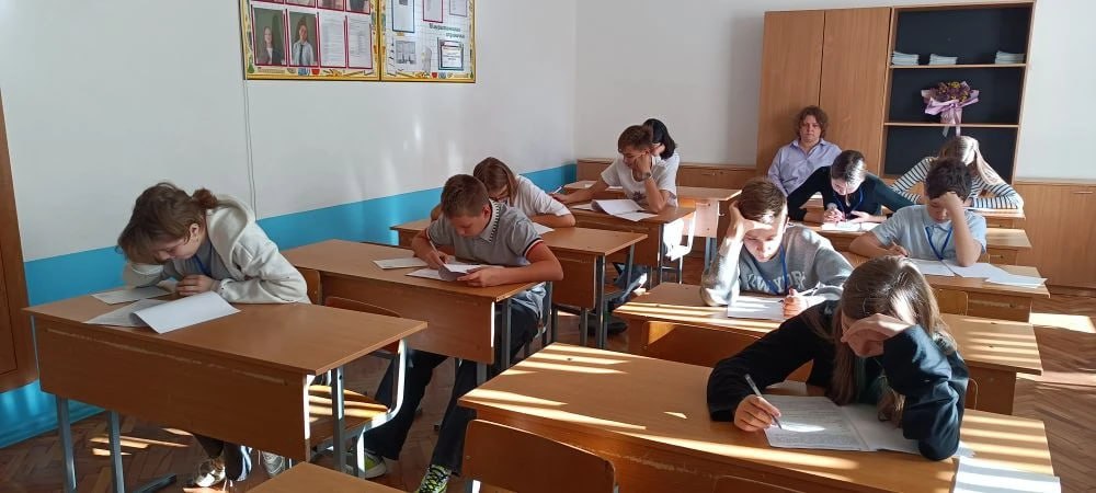 Третий день Всероссийской олимпиады школьников имени Льва Дедешко посвящён выполнению заданий по английскому языку (её выбрал для написания 131 человек), физике (с данным предметом определились 85 школьников), истории (будут... Третий день Всероссийской олимпиады школьников имени Льва Дедешко посвящён выполнению заданий по английскому языку (её выбрал для написания 131 человек), физике (с данным предметом определились 85 школьников), истории (будут...