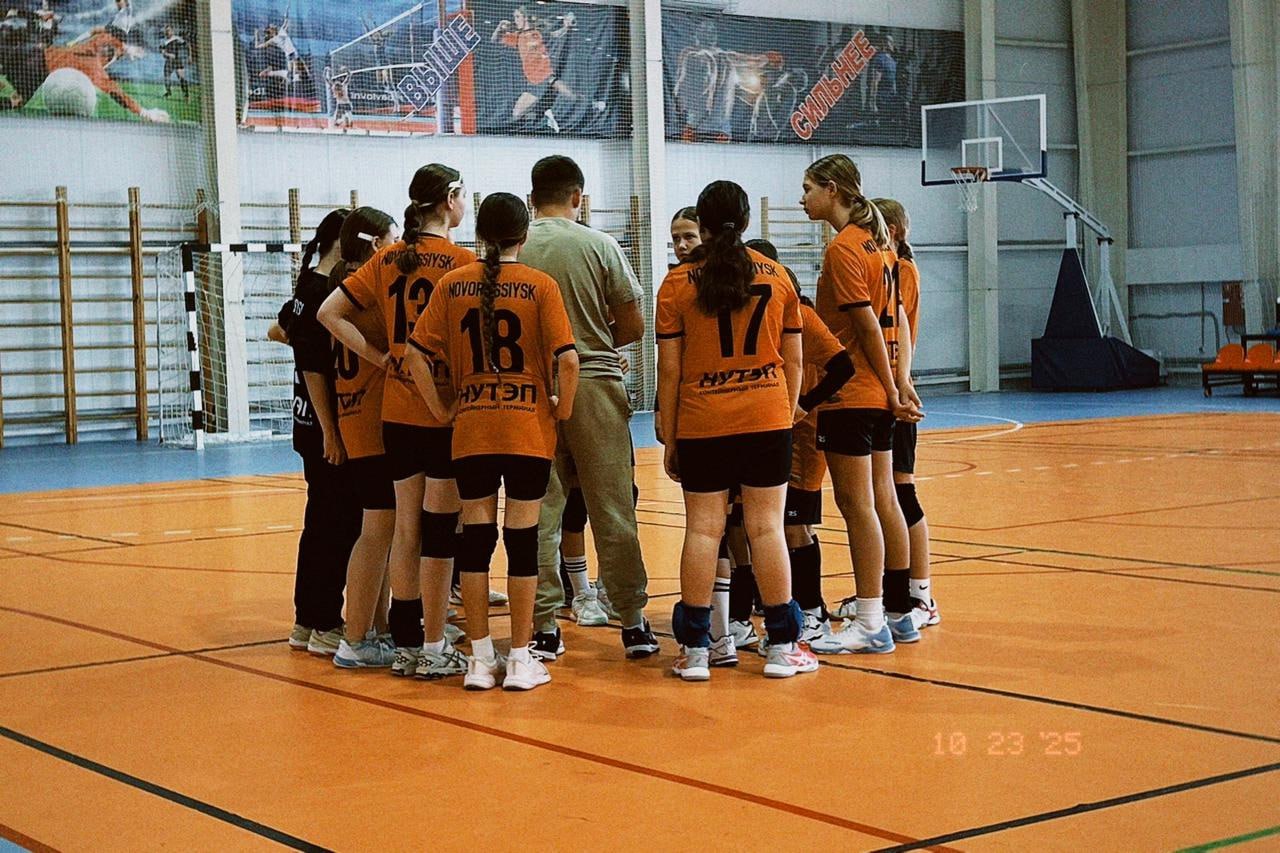 Гандболистки города-героя Новороссийска взяли «серебро» Первенства Краснодарского края Гандболистки города-героя Новороссийска взяли «серебро» Первенства Краснодарского края