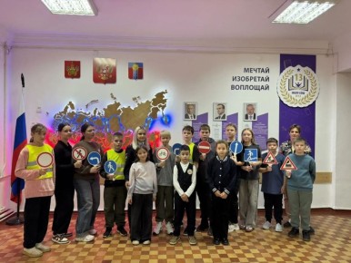 В рамках профилактической акции «Внимание — дети!» сотрудники Госавтоинспекции г. Армавира провели для учеников школы № 13 акцию «Каникулы без ДТП»