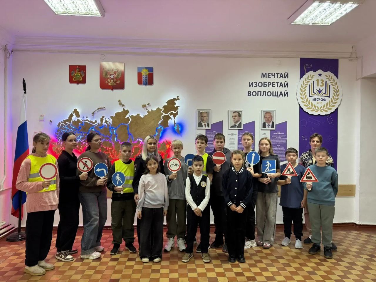 В рамках профилактической акции «Внимание — дети!» сотрудники Госавтоинспекции г. Армавира провели для учеников школы № 13 акцию «Каникулы без ДТП»
