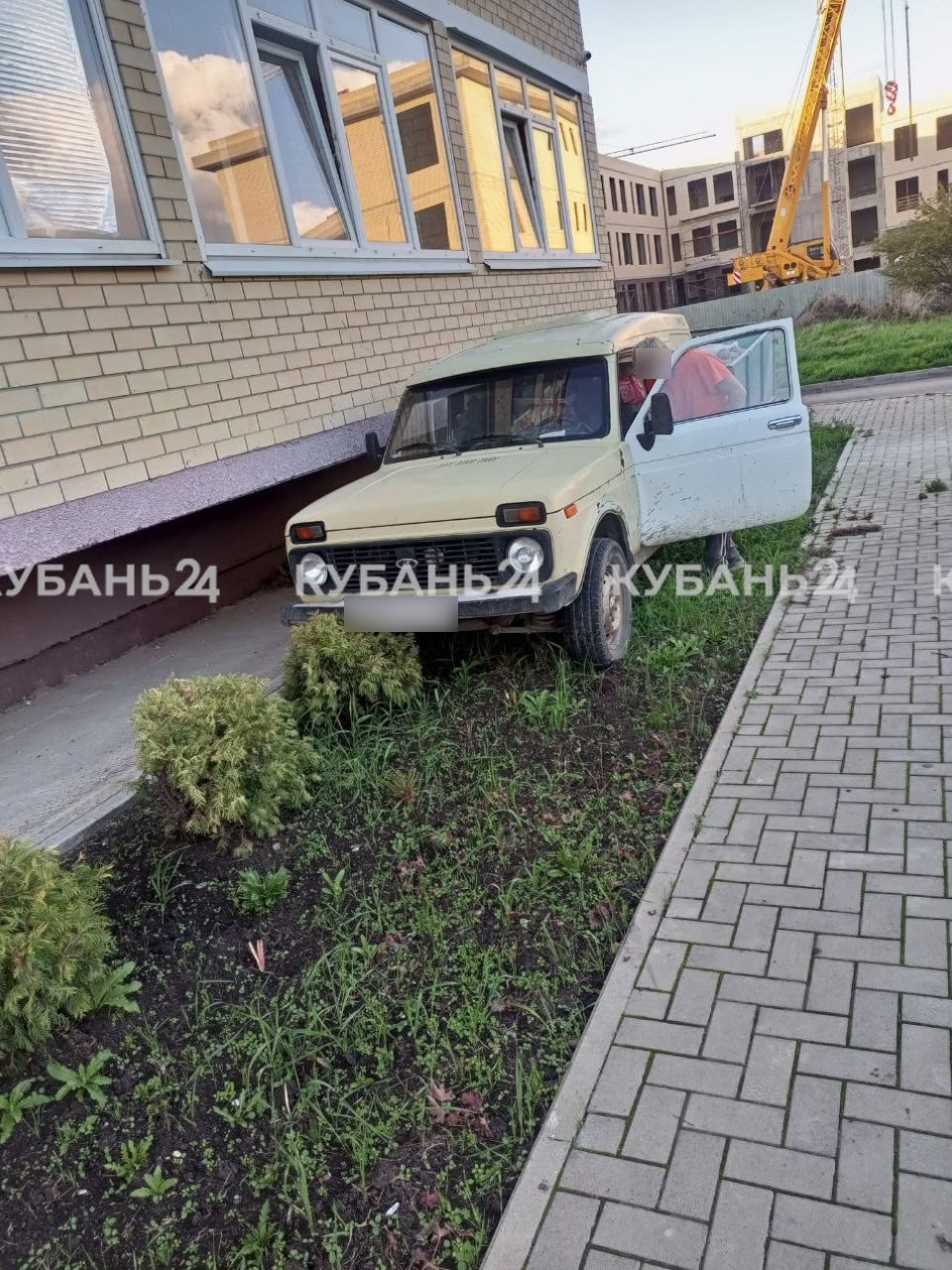 Мужчина припарковался прямо на газоне, чтобы выбросить мусор из окна в Краснодаре