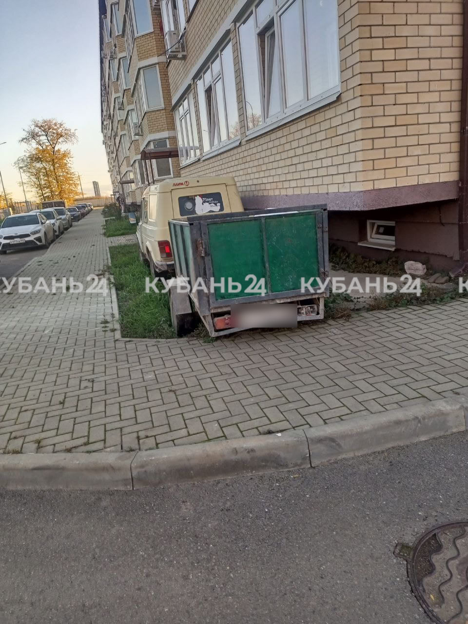 Мужчина припарковался прямо на газоне, чтобы выбросить мусор из окна в Краснодаре Мужчина припарковался прямо на газоне, чтобы выбросить мусор из окна в Краснодаре