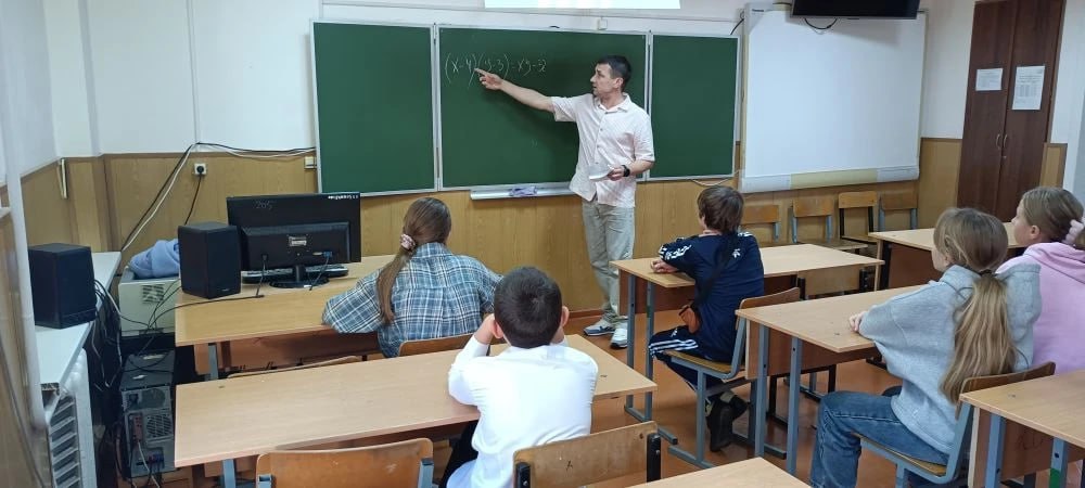 Третий день Всероссийской олимпиады школьников имени Льва Дедешко посвящён выполнению заданий по английскому языку (её выбрал для написания 131 человек), физике (с данным предметом определились 85 школьников), истории (будут... Третий день Всероссийской олимпиады школьников имени Льва Дедешко посвящён выполнению заданий по английскому языку (её выбрал для написания 131 человек), физике (с данным предметом определились 85 школьников), истории (будут...