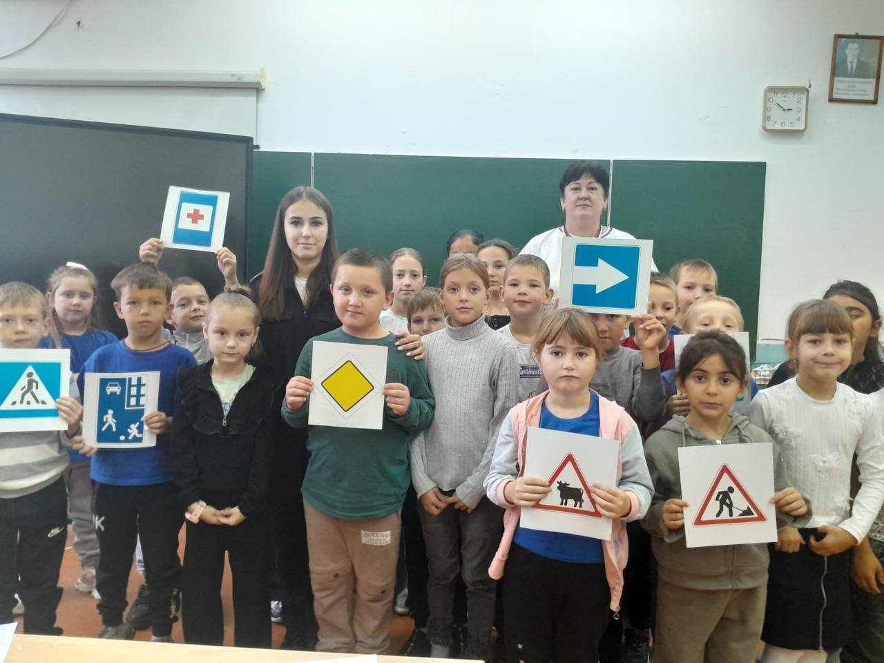 В рамках профилактического мероприятия «Внимание дети!» сотрудники Госавтоинспекции Усть-Лабинского района организовали мастер-класс по изготовлению световозвращающих элементов для школьников 1-го и 4-х классов МБОУ СОШ №21