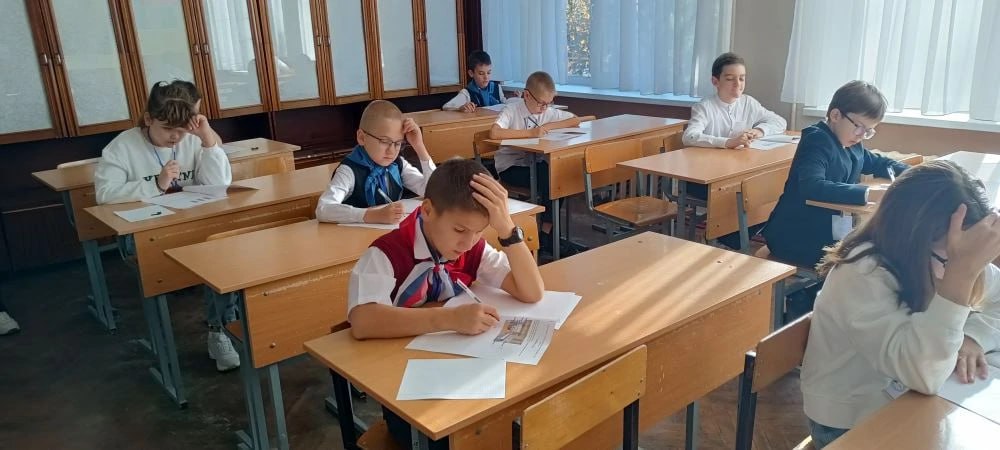 Третий день Всероссийской олимпиады школьников имени Льва Дедешко посвящён выполнению заданий по английскому языку (её выбрал для написания 131 человек), физике (с данным предметом определились 85 школьников), истории (будут... Третий день Всероссийской олимпиады школьников имени Льва Дедешко посвящён выполнению заданий по английскому языку (её выбрал для написания 131 человек), физике (с данным предметом определились 85 школьников), истории (будут...