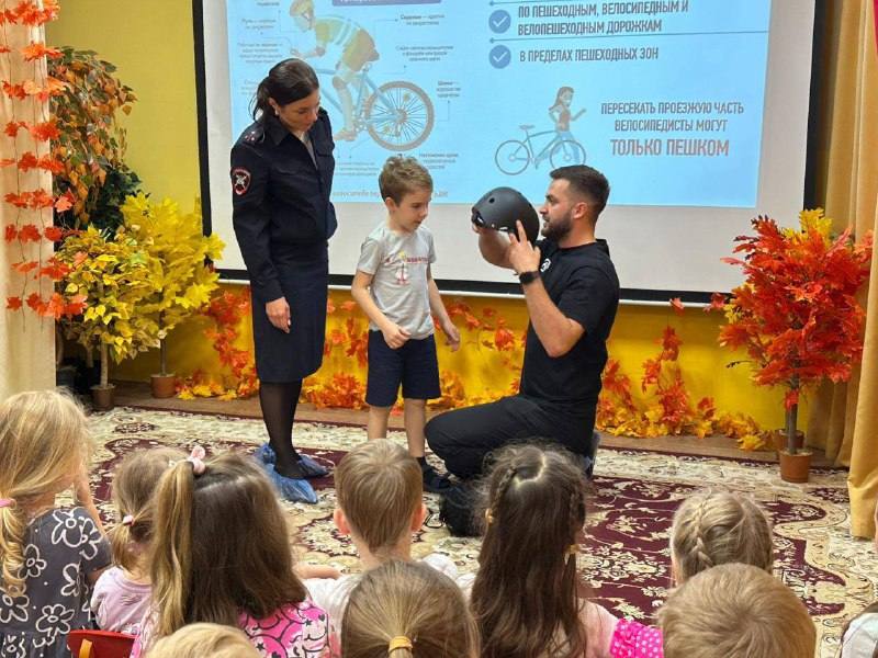 Краснодарские госавтоинспекторы провели практическое занятие по ПДД в детском саду «Калинка – Юниор» Краснодарские госавтоинспекторы провели практическое занятие по ПДД в детском саду «Калинка – Юниор»