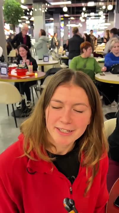 Эмоции любимых зрителей. В заключение нашего последнего в сезоне концерта мы решили пообщаться со зрителями на Фудхолле #313 | НЕБО И ЕДА в ТРЦ «Галерея» и узнать их впечатления