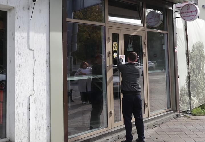 В Краснодаре активно ведется работа по приведению городских вывесок в порядок