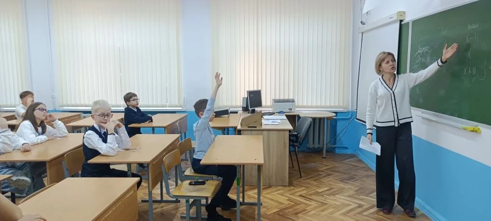 Третий день Всероссийской олимпиады школьников имени Льва Дедешко посвящён выполнению заданий по английскому языку (её выбрал для написания 131 человек), физике (с данным предметом определились 85 школьников), истории (будут... Третий день Всероссийской олимпиады школьников имени Льва Дедешко посвящён выполнению заданий по английскому языку (её выбрал для написания 131 человек), физике (с данным предметом определились 85 школьников), истории (будут...