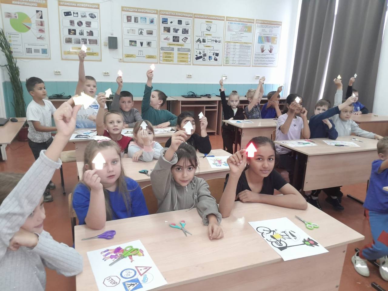 В рамках профилактического мероприятия «Внимание дети!» сотрудники Госавтоинспекции Усть-Лабинского района организовали мастер-класс по изготовлению световозвращающих элементов для школьников 1-го и 4-х классов МБОУ СОШ №21 В рамках профилактического мероприятия «Внимание дети!» сотрудники Госавтоинспекции Усть-Лабинского района организовали мастер-класс по изготовлению световозвращающих элементов для школьников 1-го и 4-х классов МБОУ СОШ №21