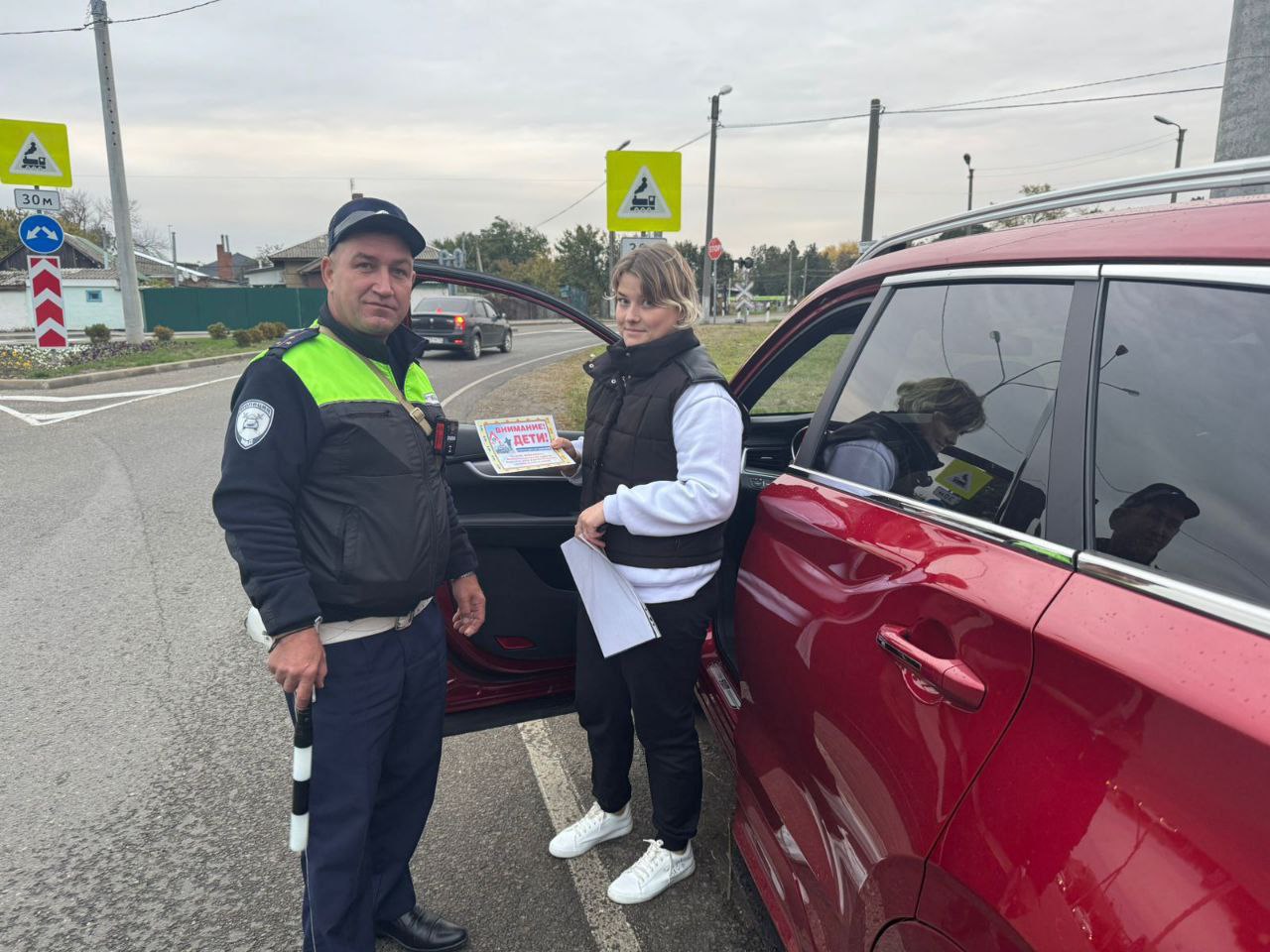 В рамках профилактической акции «Внимание - дети!» сотрудники Госавтоинспекции Приморско-Ахтарского района проводят беседы с водителями В рамках профилактической акции «Внимание - дети!» сотрудники Госавтоинспекции Приморско-Ахтарского района проводят беседы с водителями