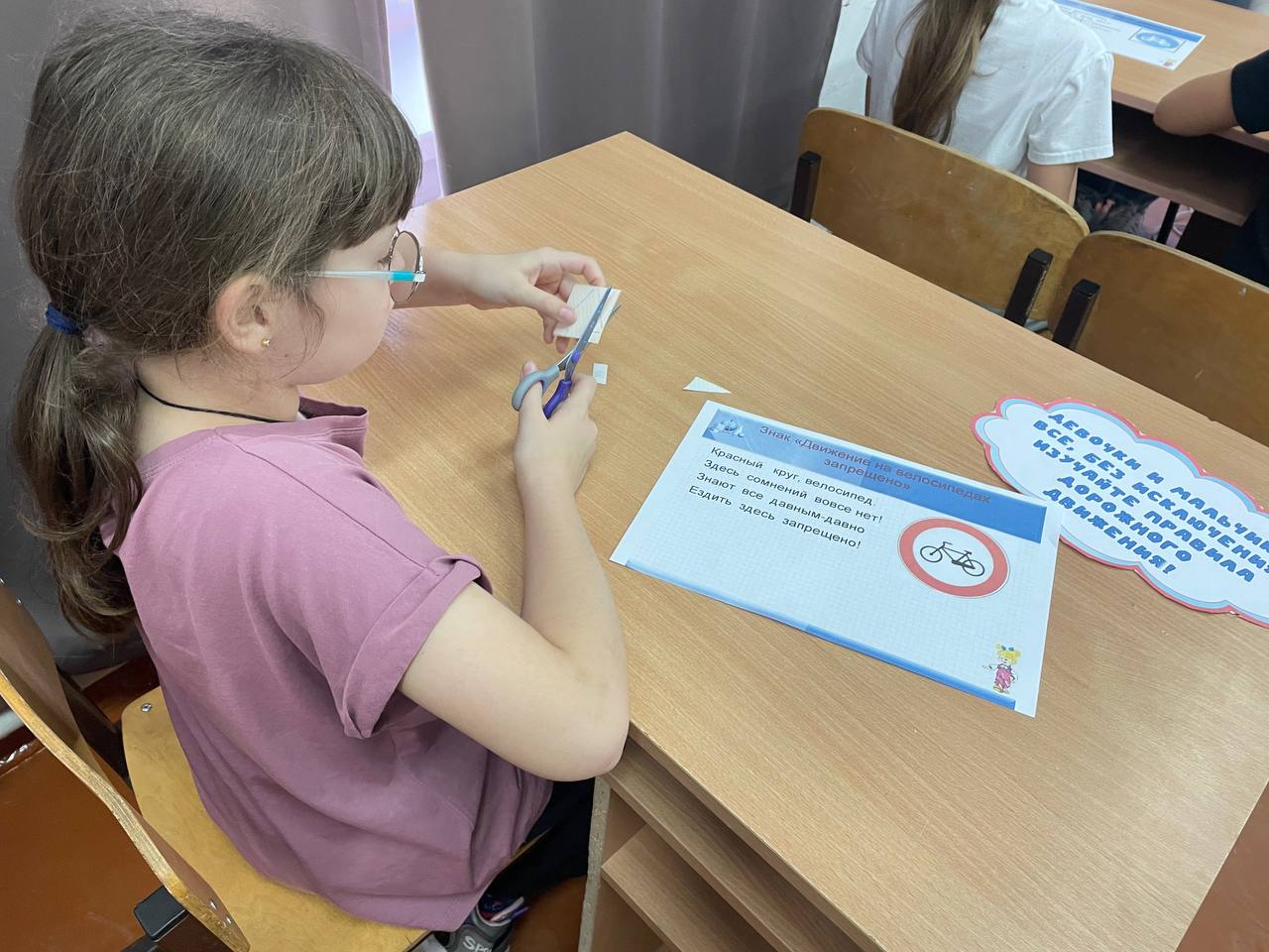 В рамках профилактического мероприятия «Внимание дети!» сотрудники Госавтоинспекции Усть-Лабинского района организовали мастер-класс по изготовлению световозвращающих элементов для школьников 1-го и 4-х классов МБОУ СОШ №21 В рамках профилактического мероприятия «Внимание дети!» сотрудники Госавтоинспекции Усть-Лабинского района организовали мастер-класс по изготовлению световозвращающих элементов для школьников 1-го и 4-х классов МБОУ СОШ №21