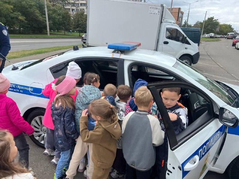 Краснодарские госавтоинспекторы провели практическое занятие по ПДД в детском саду «Калинка – Юниор» Краснодарские госавтоинспекторы провели практическое занятие по ПДД в детском саду «Калинка – Юниор»