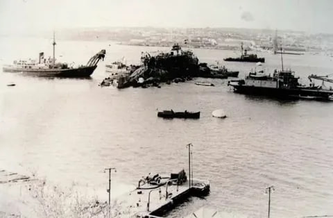 70 лет назад в Севастопольской бухте взорвался и затонул флагман Черноморского флота линкор "Новороссийск" 70 лет назад в Севастопольской бухте взорвался и затонул флагман Черноморского флота линкор "Новороссийск"