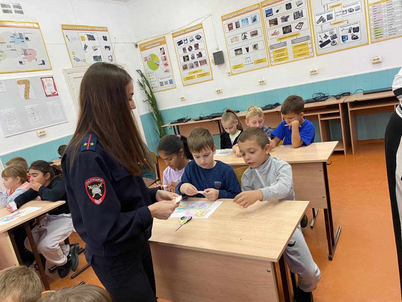 В рамках профилактического мероприятия «Внимание дети!» сотрудники Госавтоинспекции Усть-Лабинского района организовали мастер-класс по изготовлению световозвращающих элементов для школьников 1-го и 4-х классов МБОУ СОШ №21 В рамках профилактического мероприятия «Внимание дети!» сотрудники Госавтоинспекции Усть-Лабинского района организовали мастер-класс по изготовлению световозвращающих элементов для школьников 1-го и 4-х классов МБОУ СОШ №21