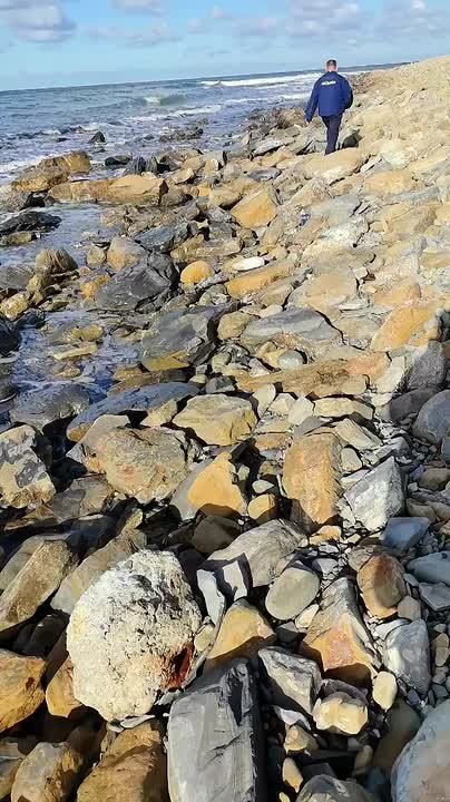 В Анапе ликвидируют точечные выбросы мазута на пляже «Высокий берег»