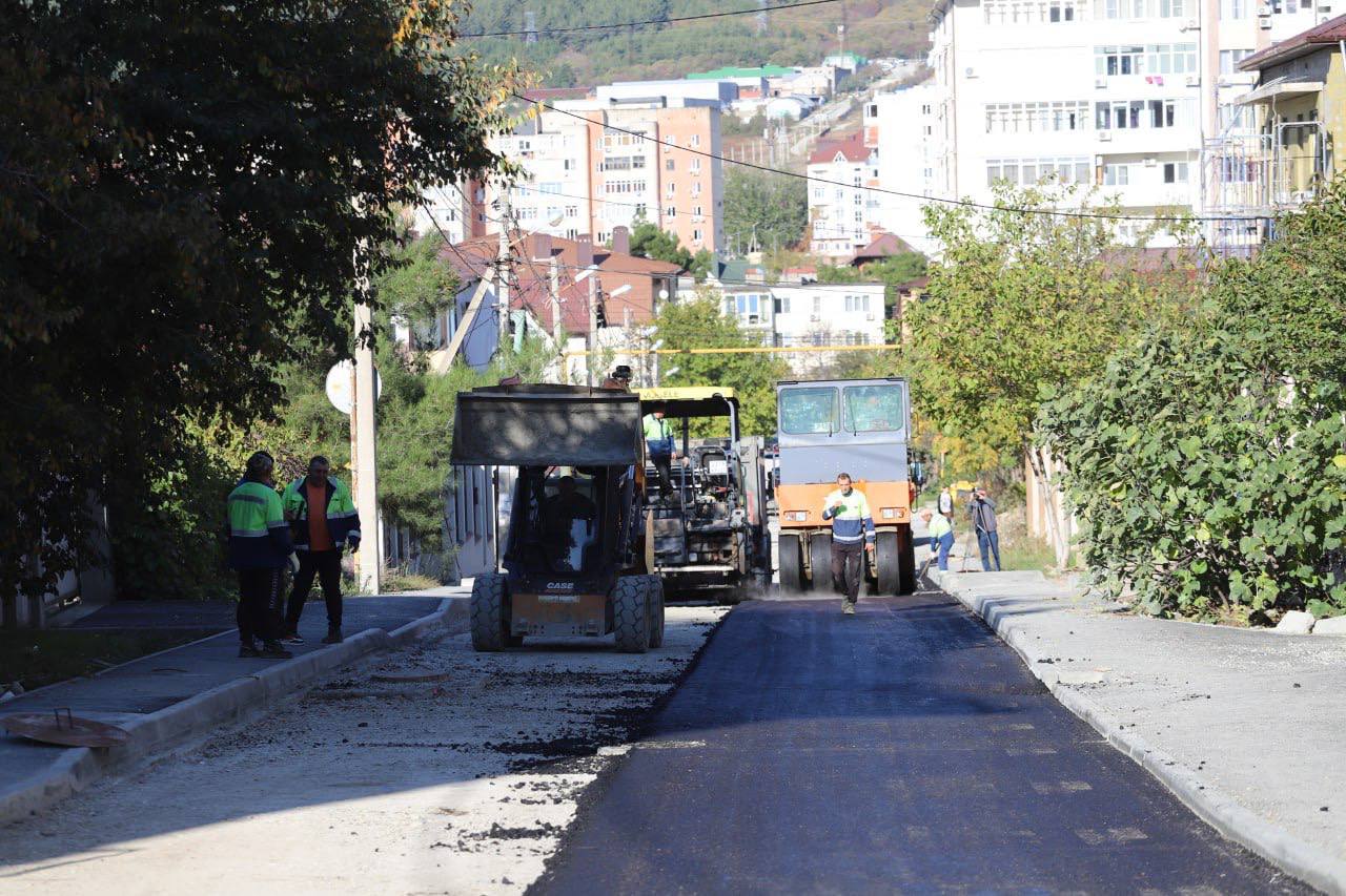 Алексей Богодистов: Продолжаем асфальтирование улицы Айвазовского Алексей Богодистов: Продолжаем асфальтирование улицы Айвазовского