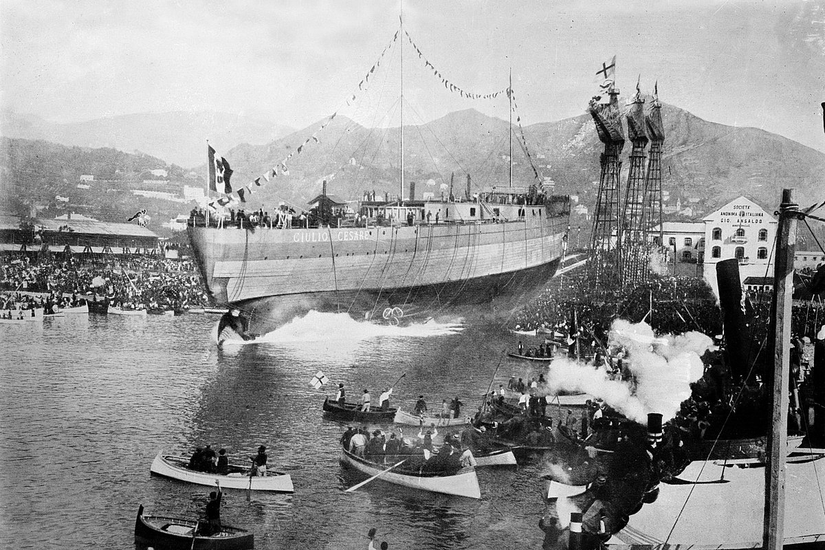 70 лет назад в Севастопольской бухте взорвался и затонул флагман Черноморского флота линкор "Новороссийск" 70 лет назад в Севастопольской бухте взорвался и затонул флагман Черноморского флота линкор "Новороссийск"