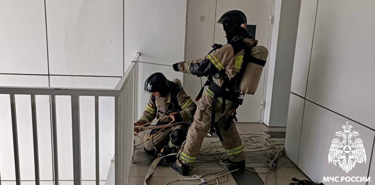 Сотрудники Сочинского гарнизона пожарной охраны провели пожарнотактические учения на объекте многоэтажный ЖК1,2,3 Сотрудники Сочинского гарнизона пожарной охраны провели пожарнотактические учения на объекте многоэтажный ЖК1,2,3